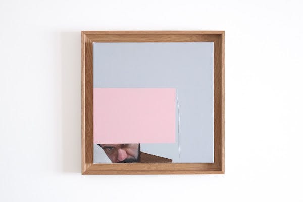 Selvportrett med påtrengende rosa firkant